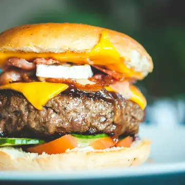 Foto de ejemplo: hamburguesa con cheddar, panceta y tomate