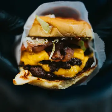 Foto de ejemplo: hamburguesa doble con cheddar