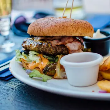 Foto de ejemplo: hamburguesa con papas fritas