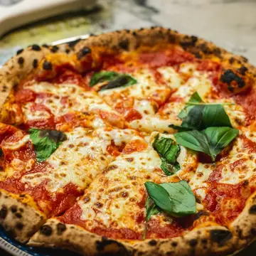 Foto de ejemplo: pizza napolitana con albahaca